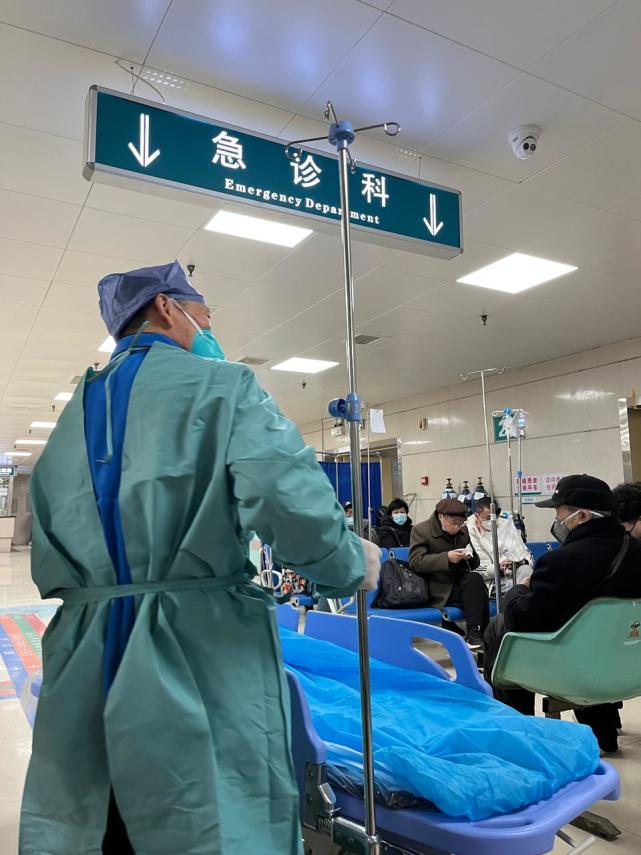 寻医急诊科护士长讲述就诊高峰每个地方都可能为患者做心肺复苏