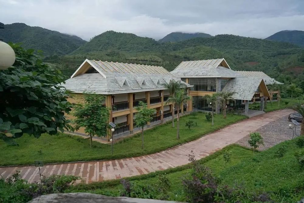 爱伲庄园坐落在思茅区倚象镇蚌弄村曼中田,包括爱伲咖啡庄园和爱伲