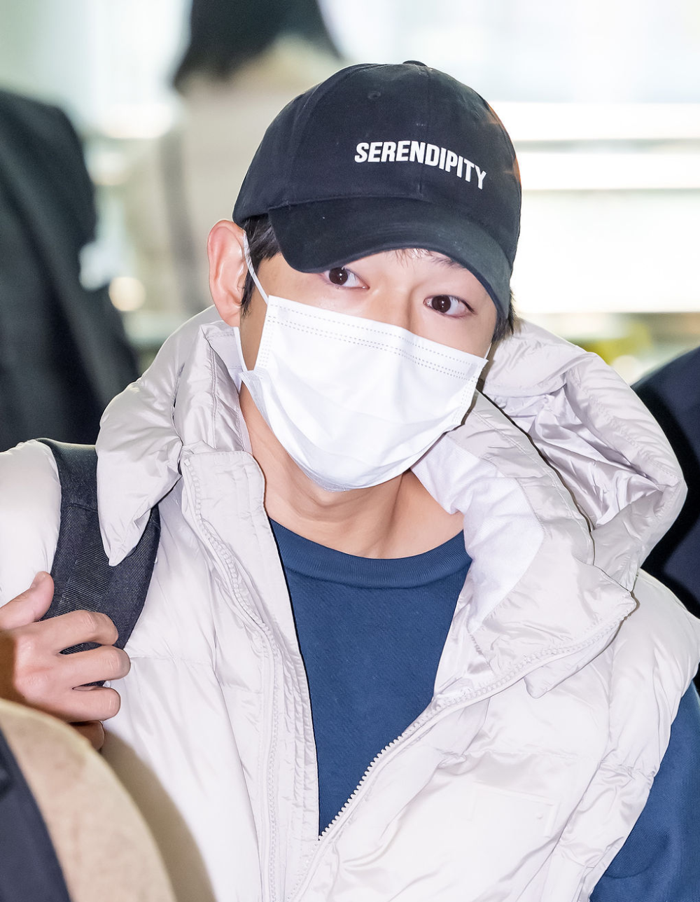 通过仁川国际机场搭机前往泰国曼谷,这也是宋仲基公开恋情后首次公开