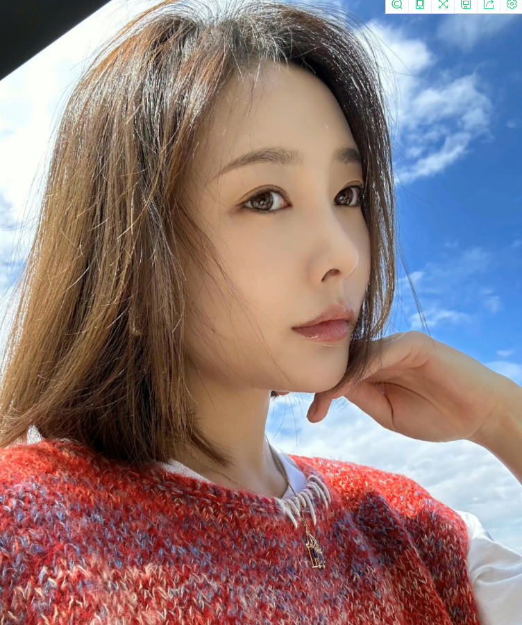 看来是有意避开了粉丝,随后两人便慢悠悠的一起前往机场电梯,马頔也是