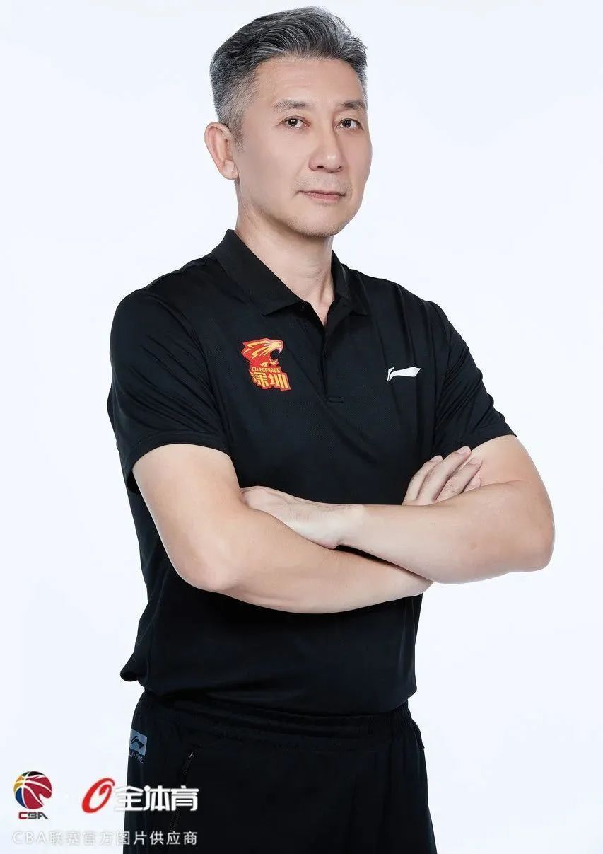 郑永刚指导曾长期担任深圳新世纪青年队主教练,2021-2022赛季升入一队