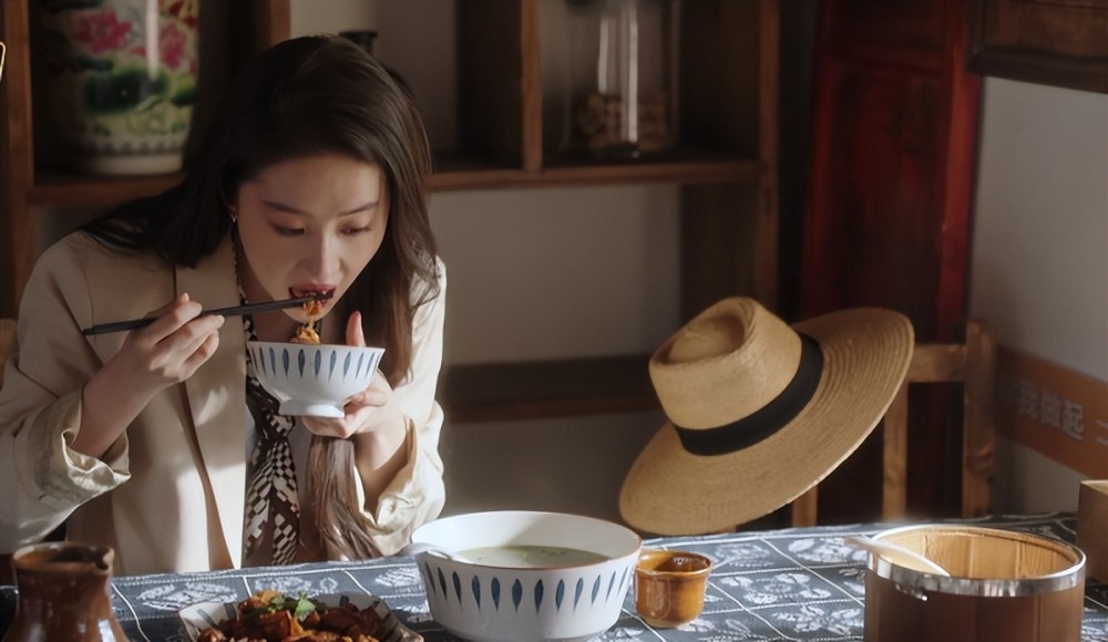 得特别香,隔着屏幕都要闻到味道了,厉害的是刘亦菲吃饭居然也会掉饭粒