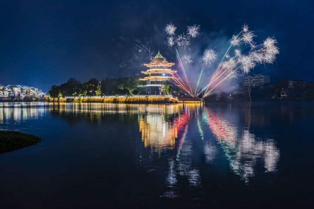 晚上7点30分,一江两岸青云桥;晚8点,中国陶瓷谷.