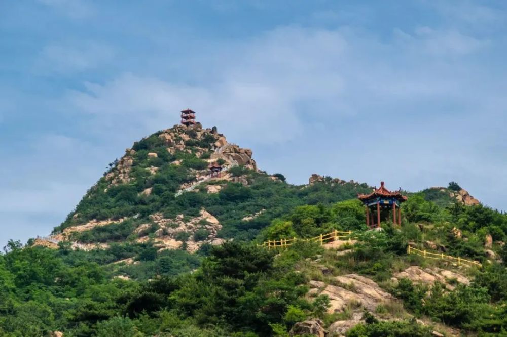 莲花山风景区是莱芜南线旅游主景区,主要有九个山头组成,形似莲花,故