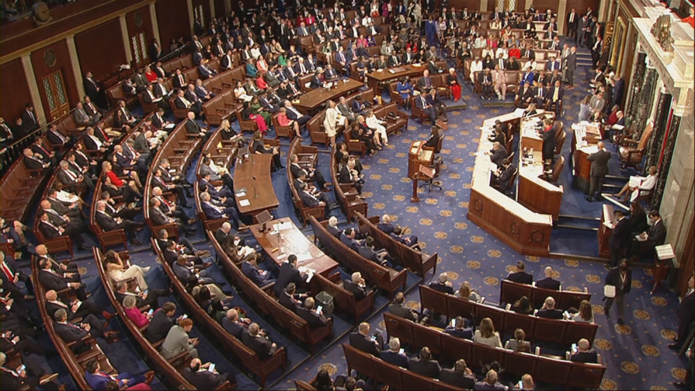 (1月3日举行新年后首场会议的美国众议院)按照美国国会以往的惯例