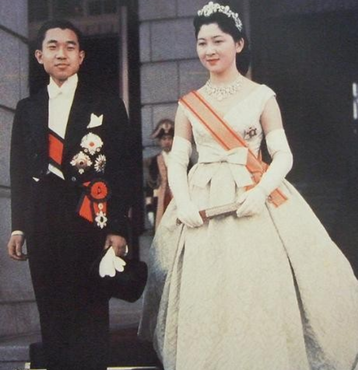 明仁天皇是裕仁天皇和良子的唯一的儿子,生在帝王之家,生来就拥有比