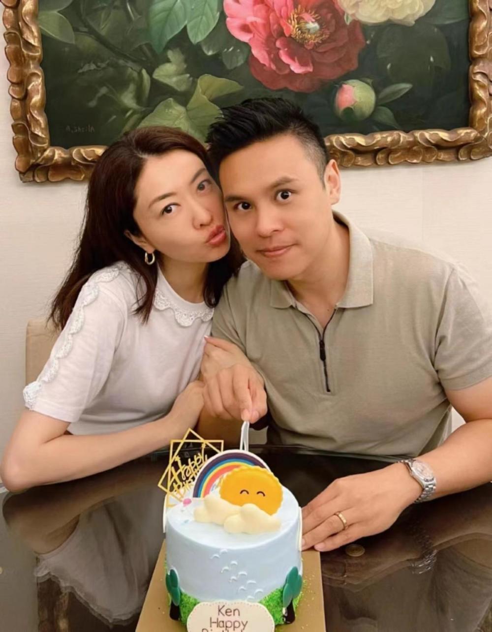 偶遇熊黛林和老公逛街,穿衣简单朴素比老公高半头,挽手秀恩爱_腾讯