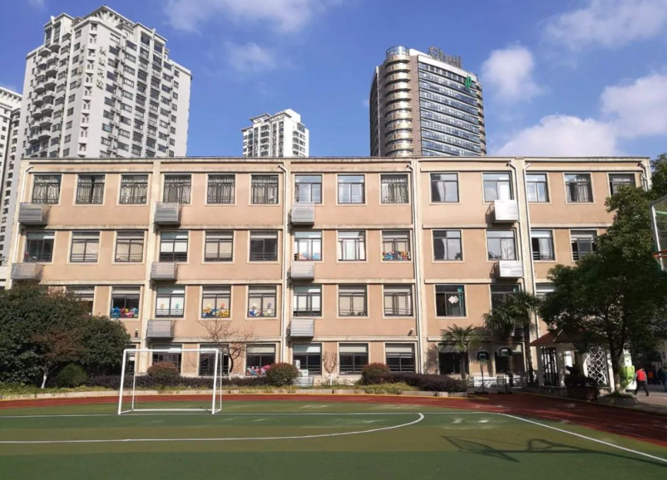 不过近几年对口的都是静安小学和上海市第一中学,如果看重学区的,还是