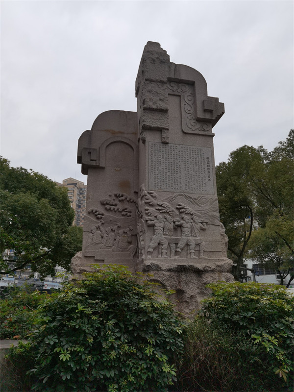 如今的将军桥边,矗立着将军龚欧涛的雕像;龚家子孙也在温州传承着龚家