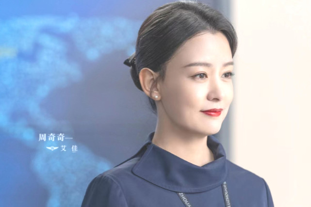 除了乘务长的身份,艾佳还是鹭洲航空安监部部长谢泽天(成泰燊饰演)的