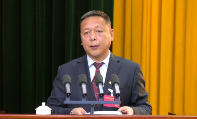 中共拉萨市堆龙德庆区委副书记,区长米玛次仁代表区人民政府作工作