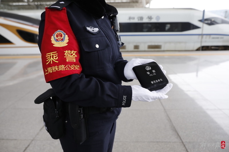 英姿飒爽半边天:上海铁路警察"00后"女警服务春运_腾讯新闻