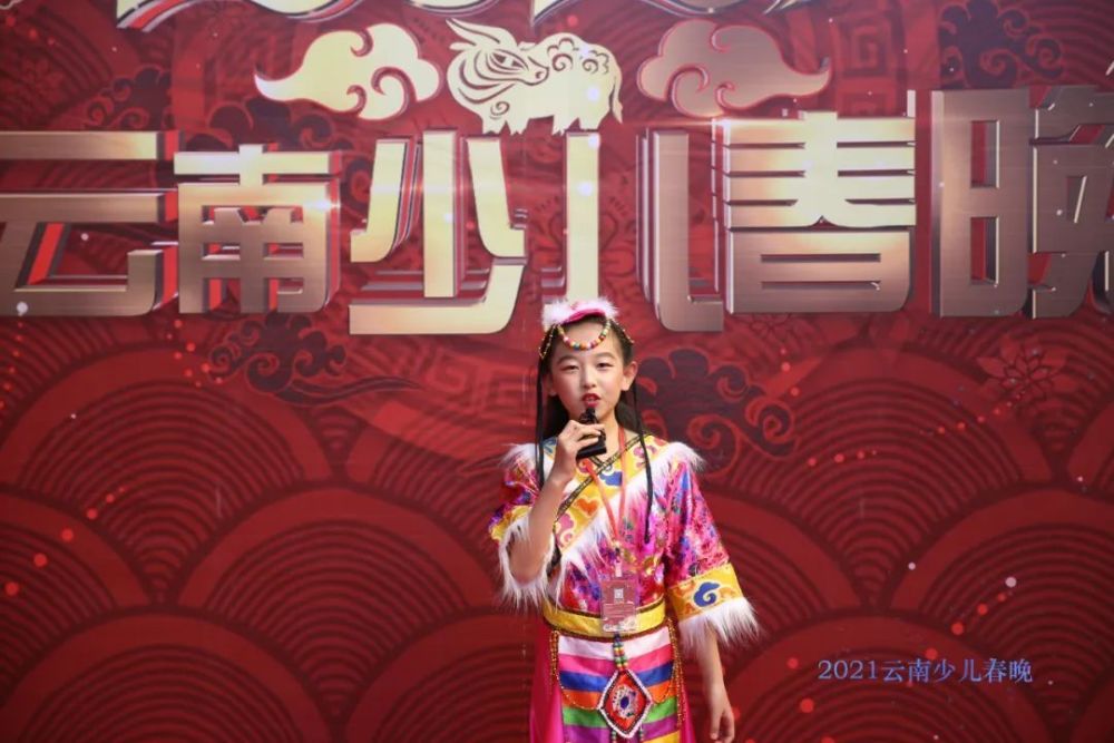 云南女孩陈姝颖演唱在那东山顶上超清mv