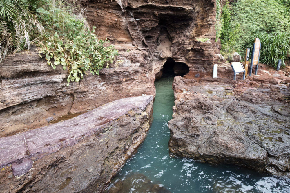 潿洲島鱷魚山,以其美麗的海島風光,典型的火山地質遺蹟,奇特的海蝕