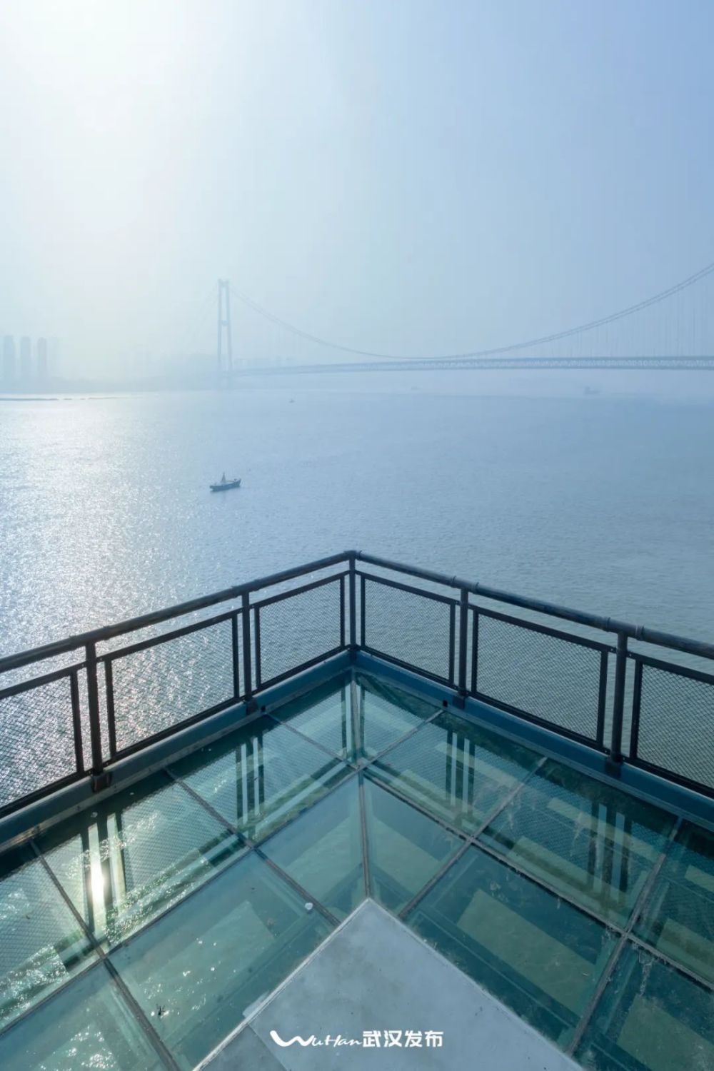 江滩上新了!杨泗港都市t台玻璃栈道_腾讯新闻