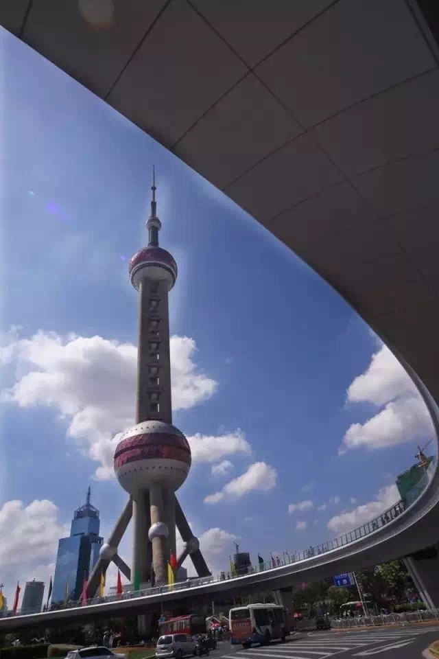 3,拍摄点:陆家嘴o型天桥下捎上一些天桥弧形带拍明珠,让构图充满几何