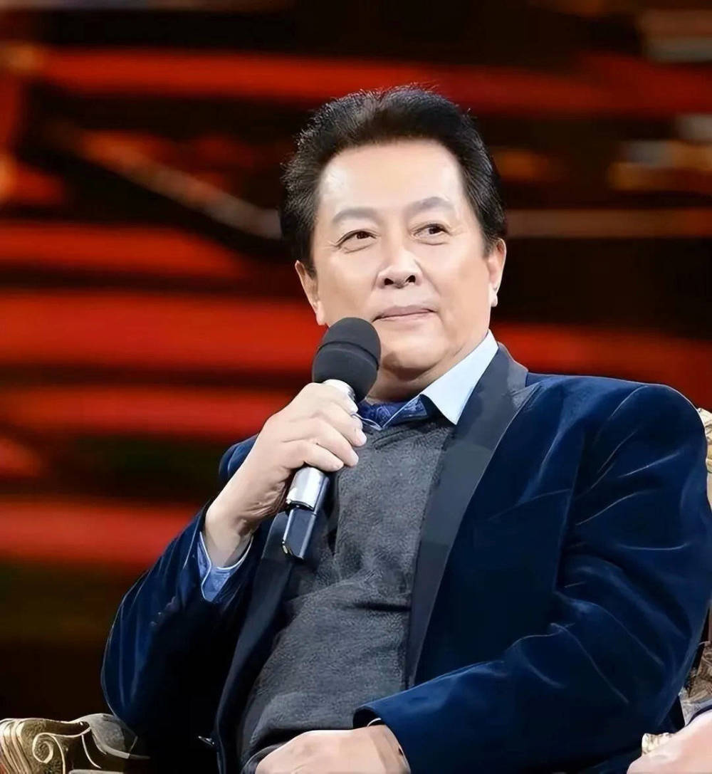 娱乐圈再曝大瓜演员唐国强疑似移民美国夫妻机场入境安检被拍