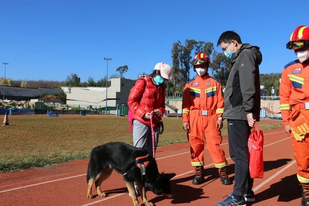 搜救犬支隊舉行退役犬及淘汰犬領養交接儀式