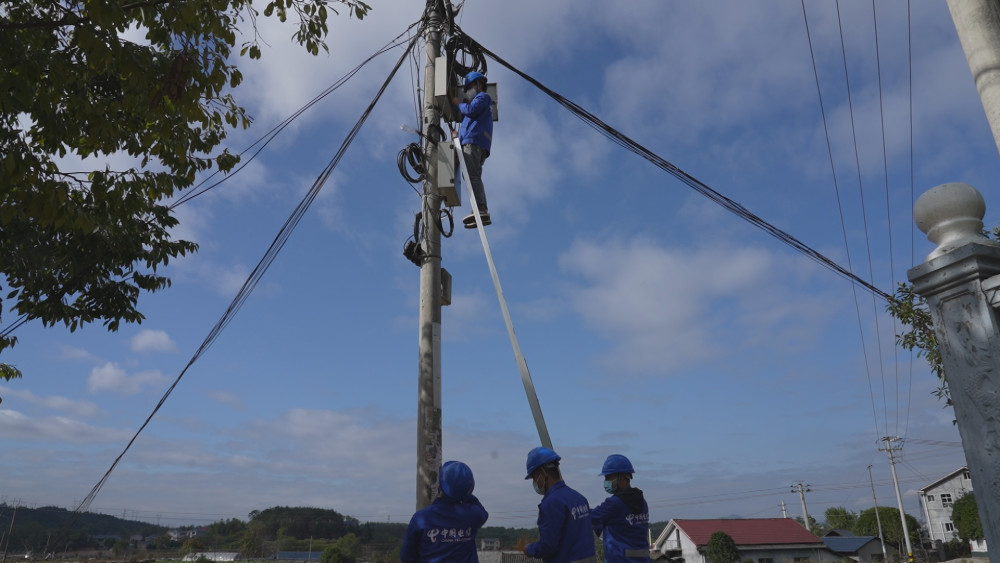 他们按照抢修步骤,配合协同,拉线,爬杆,扶梯,熔纤,测试,一气呵成.