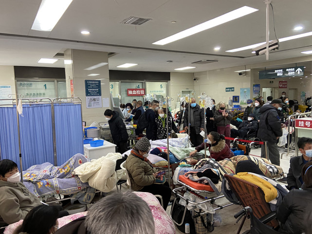 疫情下急诊区远超负荷外科医护转行支援多科室腾挪病房收治