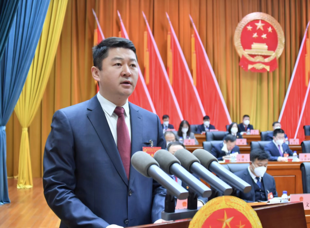 东胜区人民政府区长韩涛代表东胜区人民政府向大会作政府工作报告.