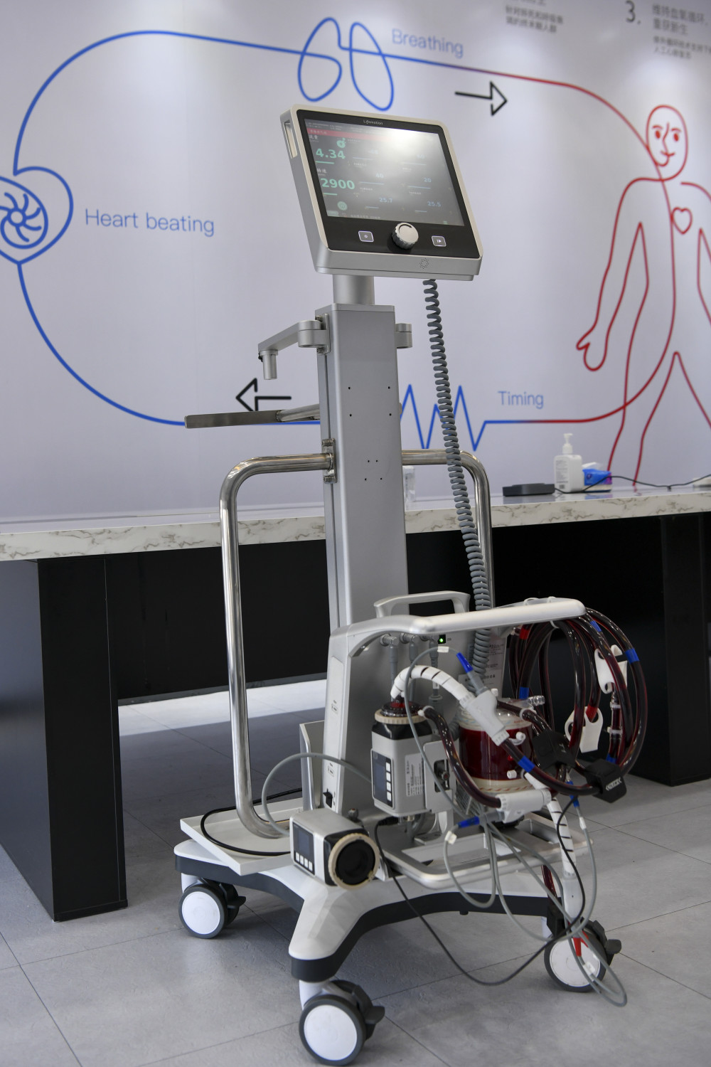 新华全媒我国国产体外膜肺氧合治疗ecmo产品获批上市