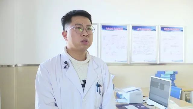 刚查完房,张戈就来到办公室,跟其他医生一起研究病例,并对年轻医生