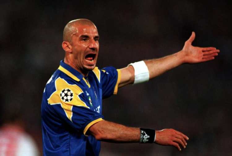 意大利足球名宿维亚利因病去世资深球迷肯定还能记起当年这位光头神锋