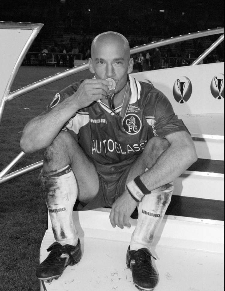 意大利足球名宿维亚利因病去世资深球迷肯定还能记起当年这位光头神锋