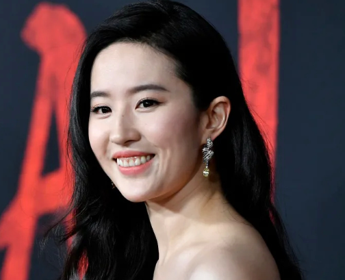 事实证明,35岁的刘亦菲,正在另一种"性感"的路上,越走越远_腾讯新闻