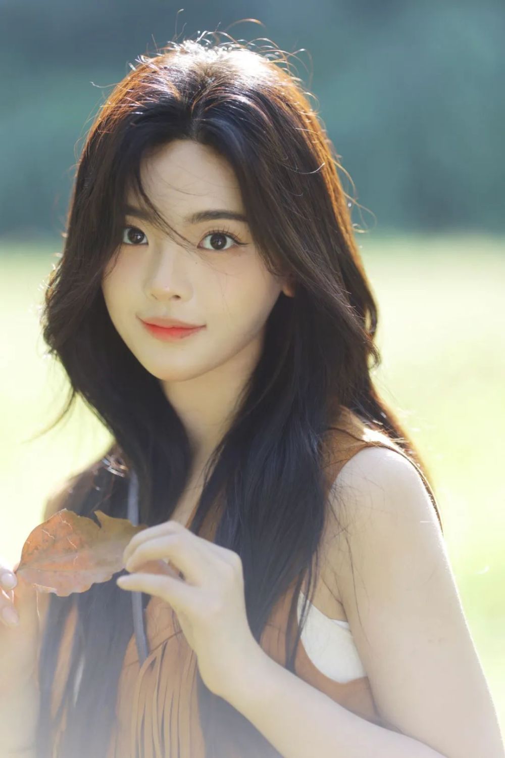 除了隐适美以外,还有舌侧牙套也是不少女明星整牙的方式,杨超越当时就