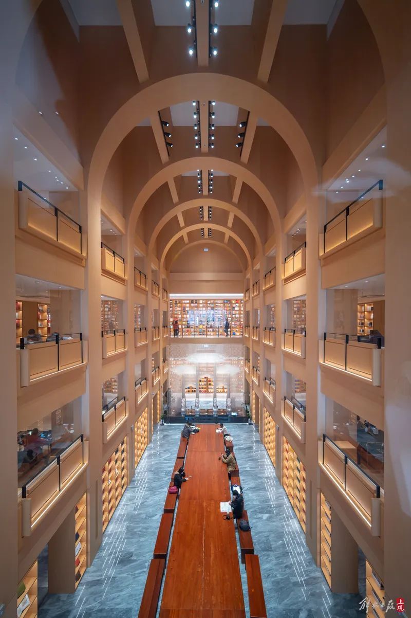 上海又添网红图书馆回归不到10天门口排起大长队网友上海最火爆的地方