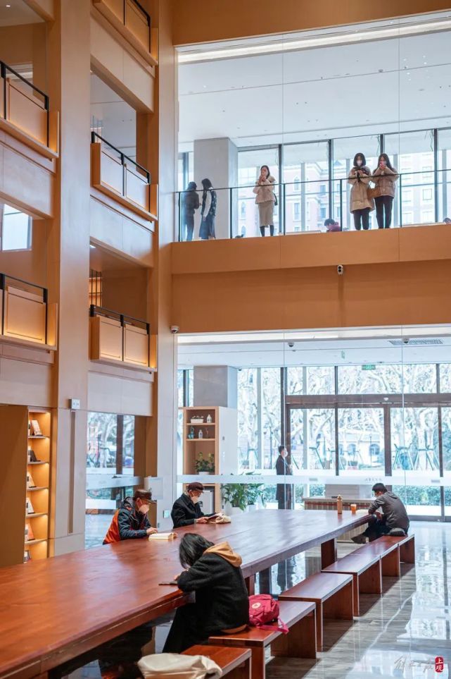 上海又添网红图书馆回归不到10天门口排起大长队网友上海最火爆的地方