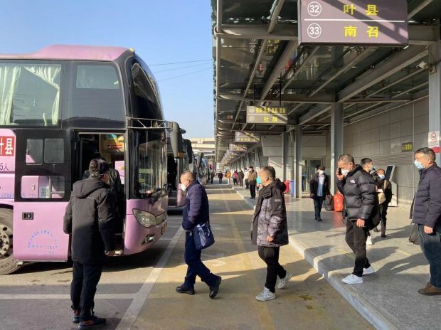 登車出行旅客過安檢座標:信陽東站春運第一天,信陽東站在進站口,站臺