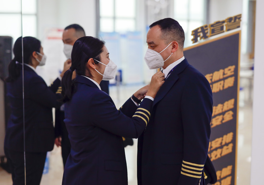 新华社记者 刘潺 摄1月6日,重庆江北国际机场的停机坪上,机长菅士博对