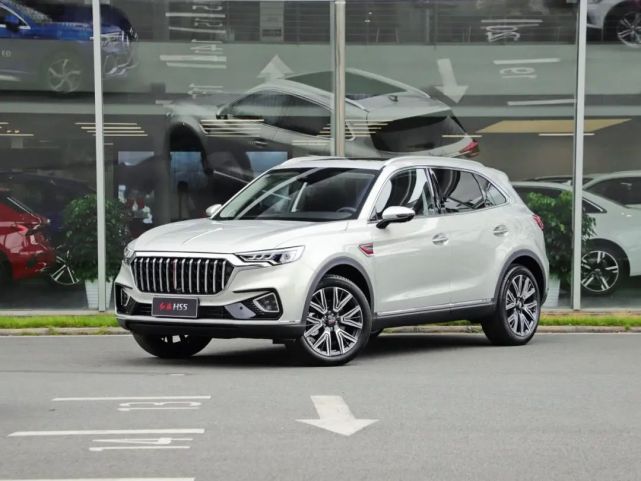 车身尺寸方面,红旗hs5的长宽高分别为4760*1907*1700mm,轴距为2870mm