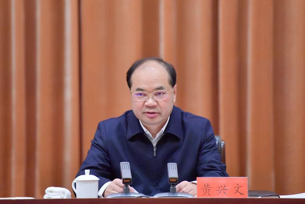 黄兴文强调,建设"康养胜地,人文兴义",是我州全面学习,全面把握,全面