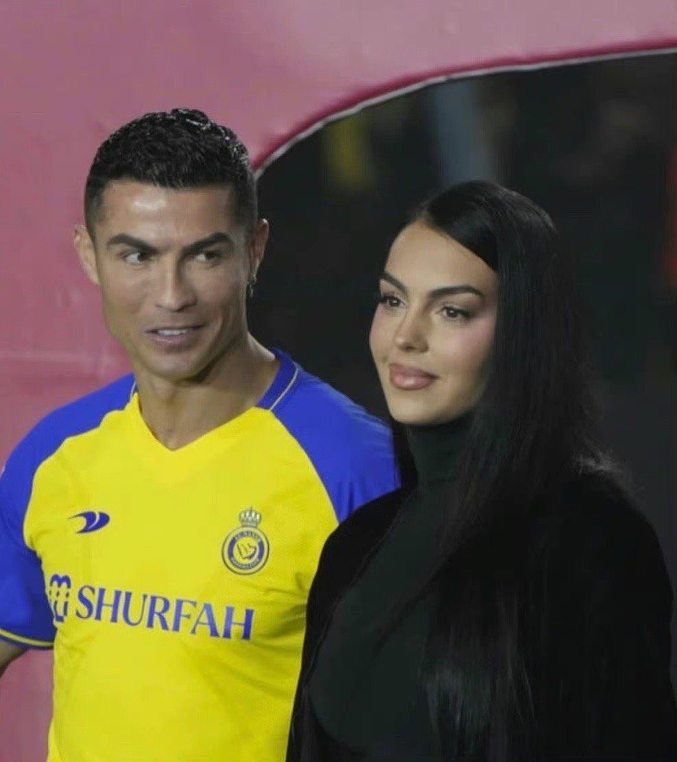 c罗5岁龙凤胎儿子佩戴钻石耳钉,和总裁一模一样_腾讯新闻