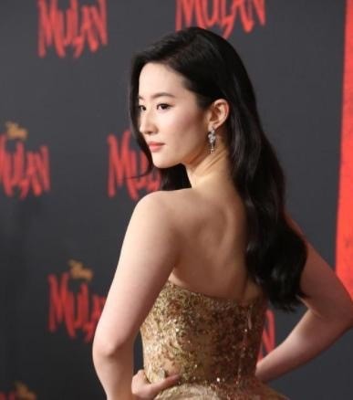 网友成都偶遇刘亦菲,包裹严实畅游skp,曾说最大爱好就是逛街_腾讯新闻