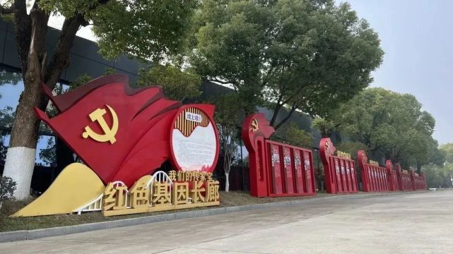 往南看,一排红色基因长廊特别显眼,这是煌上煌2021年建党百年之际建造