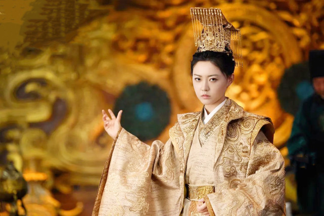 女主叶昭南扮演者是张悦楠,这是第三次看她参演的古装剧了,非常可爱的