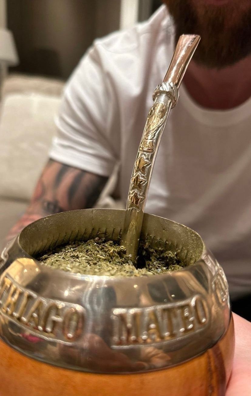 梅西晒马黛茶银质吸管,镀金刻上大力神杯和三颗星_腾讯新闻