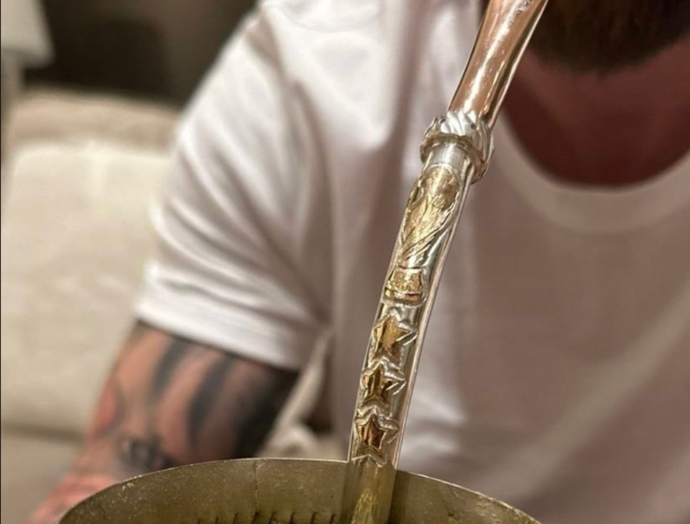 梅西晒马黛茶银质吸管,镀金刻上大力神杯和三颗星