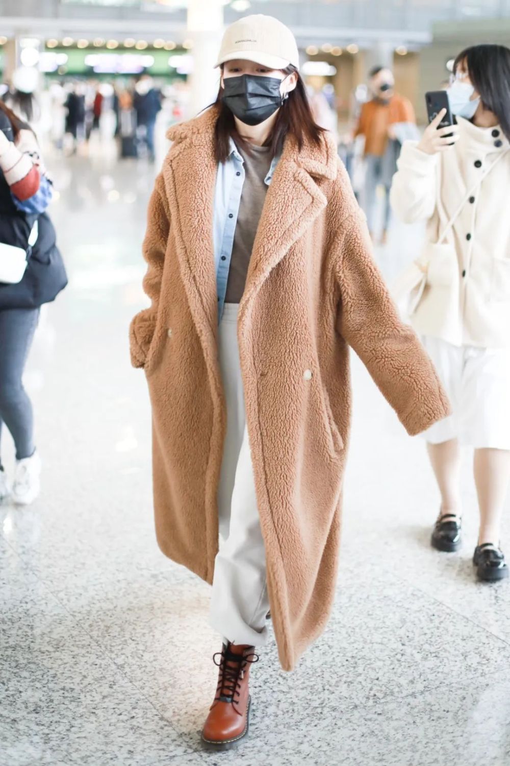 杨幂连穿三天,这件大衣什么来头?插图67