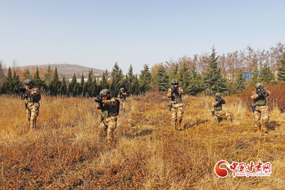 交替掩护,搜索前进连日来,武警天水支队紧贴实战组织特战队员开展重