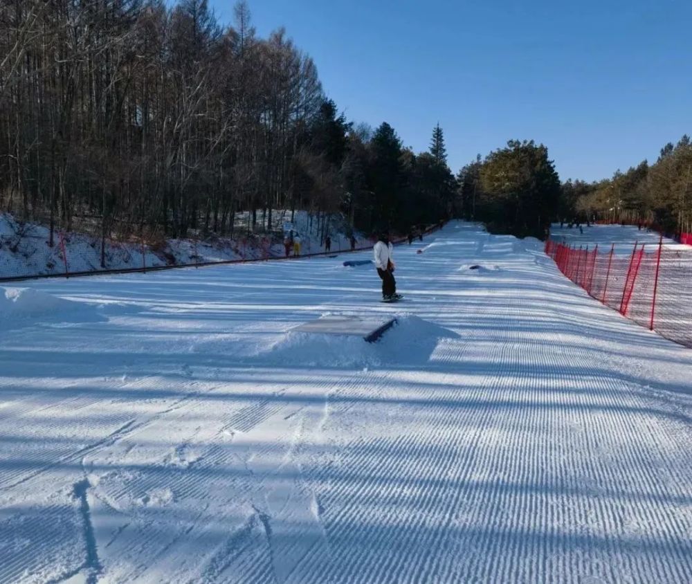 2022-2023雪季,净月潭滑雪场将会与多家滑雪冬令营,滑雪培训学校进行