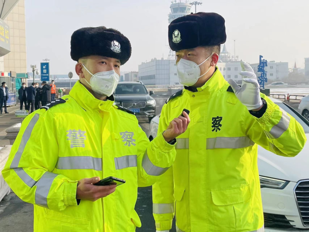 春运首日,首府交警守护平安路