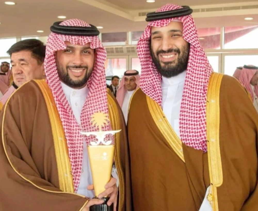 默罕默德-阿尔赫莱吉和沙特王储兼首相小萨勒曼合影.