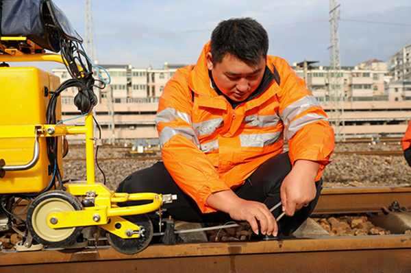 通过手工与仪器相结合方式,协助执机人进行钢轨伤损的复核工作.