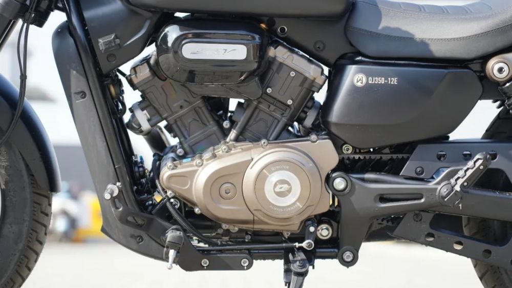 很显然这台发动机是基于闪300的发动机而来,排量提升之后不仅仅是动力